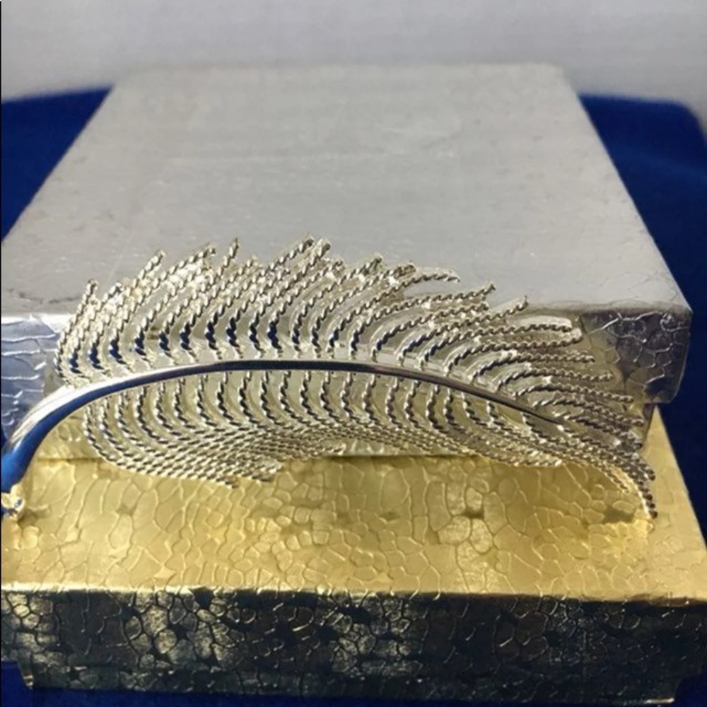 Fashion Jewelry- Brooch - Picture 3 of 3